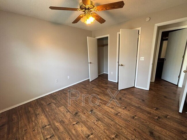 Foto del edificio - 4349 W Bluebird St