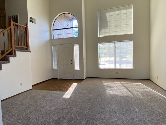 Building Photo - Roseville home with large backyard