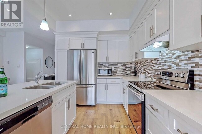 Building Photo - 98 Shoreview Pl