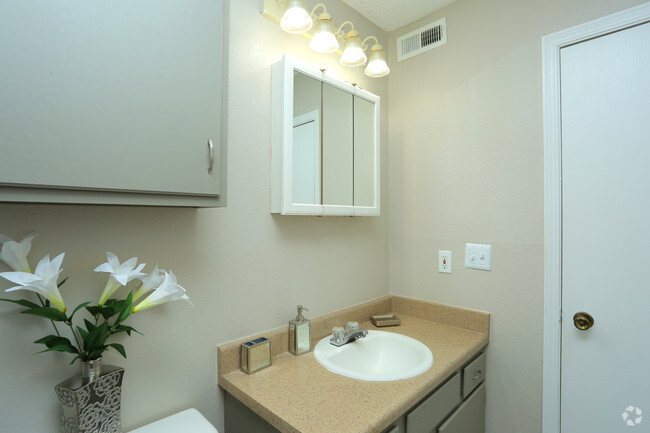 1BR - Bathroom - Echo Trail