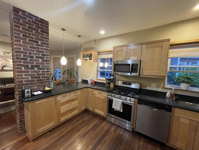 Building Photo - 218 Harvard St