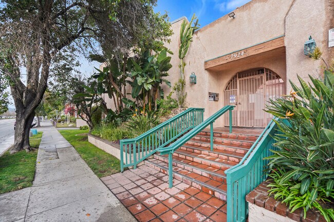 Foto del edificio - 7924 Woodman Ave