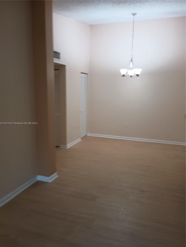 Foto del edificio - 4890 NW 102nd Ave