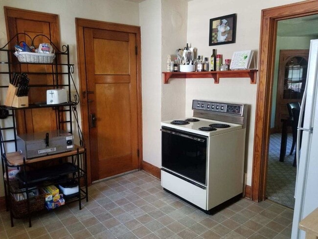 Kitchen - 637 S 7th Ave