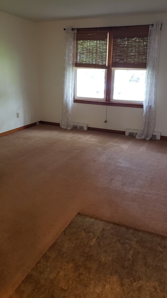 Building Photo - 166 Longmeadow Rd