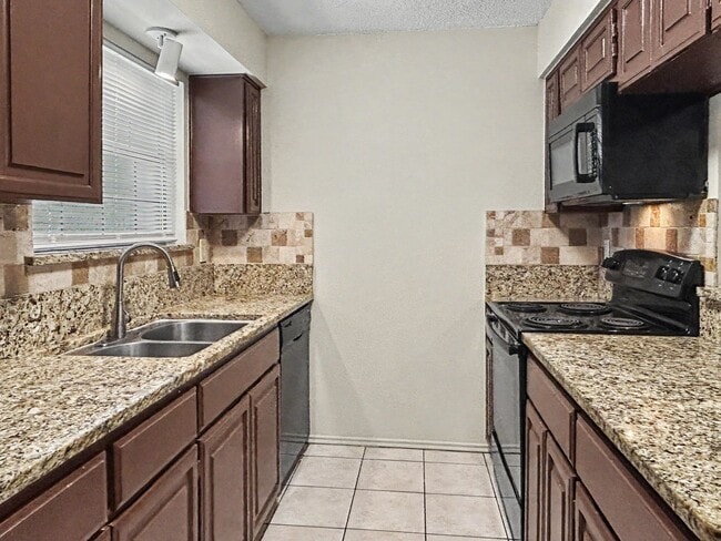 Building Photo - Charming 2BR Condo with Vaulted Ceilings, Fireplace & Pool Access