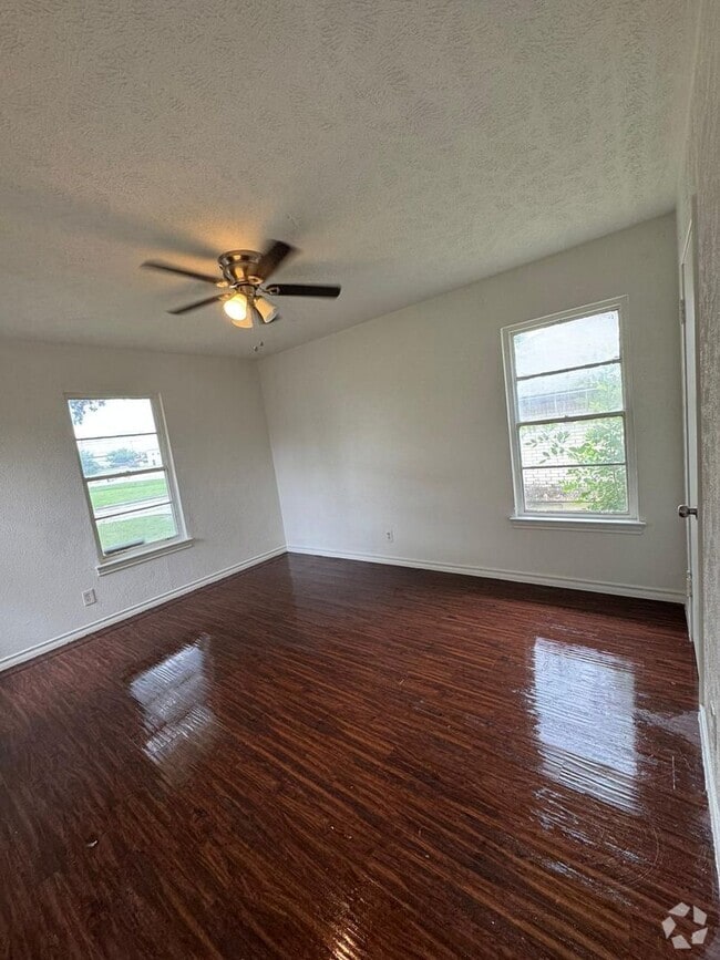 Building Photo - 2309 Meadow Ln