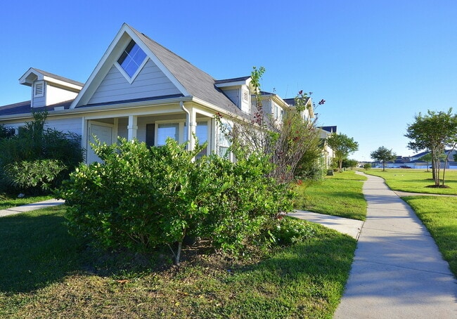 Building Photo - MOVE IN READY 3/2/2 WITH OPEN FLOOR PLAN. KITCHEN FEATURES OAK CABINETS, BLACK APPLICANCES AND BR...