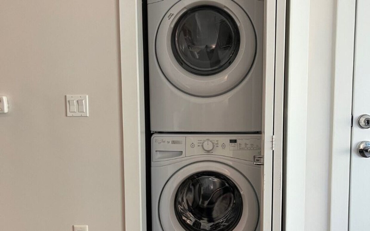 Primary Photo - 3380 Peachtree Rd NE