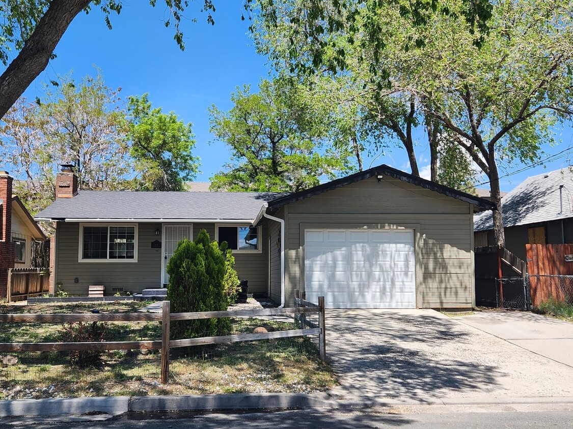 Primary Photo - 3 Bedroom Home Centrally Located in Carson...