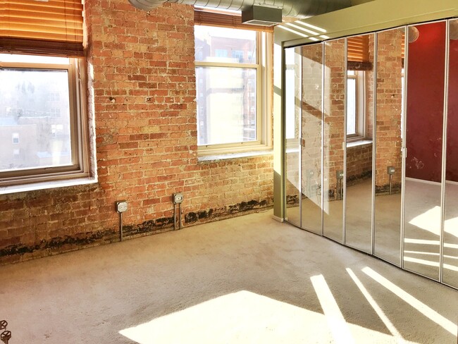 Foto del edificio - 420 S Clinton St