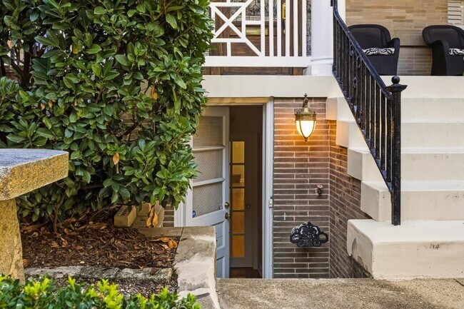 Foto del edificio - 2619 Woodley Pl NW