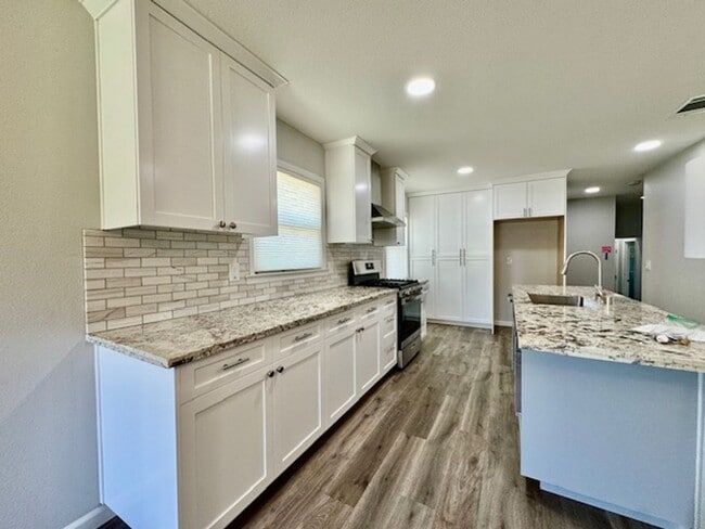 Building Photo - NEWLY RENOVATED 3 BED, 3 BATH ONE STORY HO...