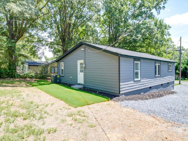Building Photo - Beautifully Remodeled 3-bedroom, 2 bath house