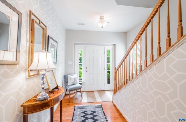 Foto del edificio - 719 Rainier Rd