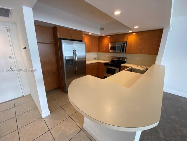 Building Photo - 5600 Collins Ave