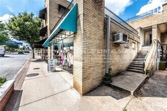 Building Photo - 626 W Dickson St