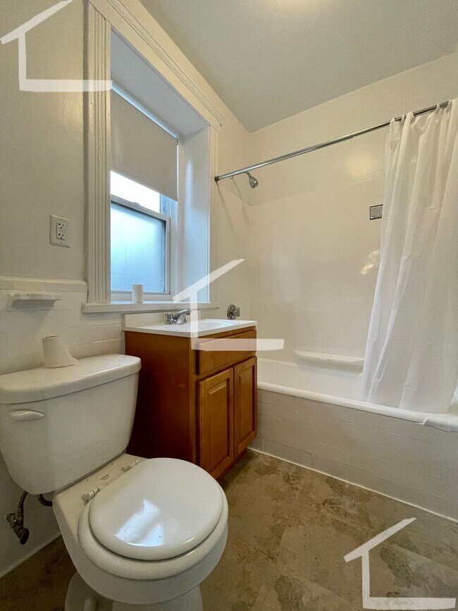 Foto del edificio - Beautiful 2 Bed  Split available 9/1 Half fee
