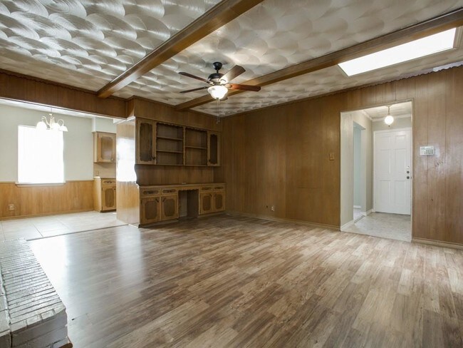 Building Photo - 8630 Forest Green Dr