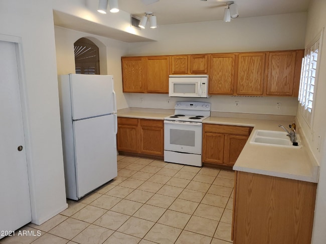 Building Photo - 6431 W Desert Hollow Dr