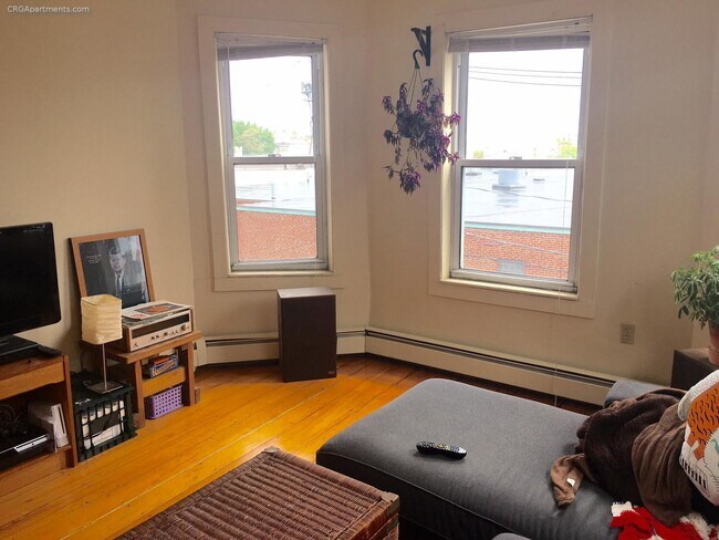 Building Photo - 61 Webster Ave