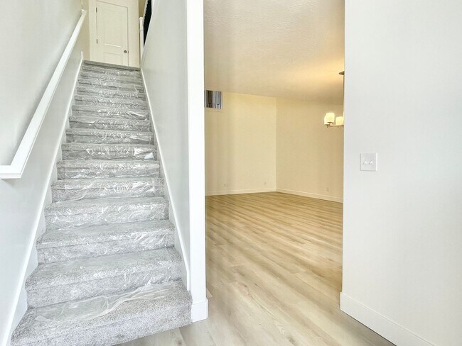 Building Photo - Beautiful Townhome at Mountain Ridge!