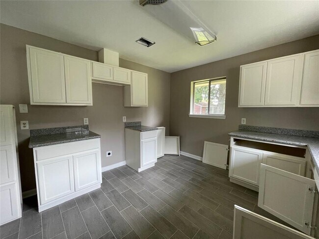 Building Photo - 6705 Lockwood Dr