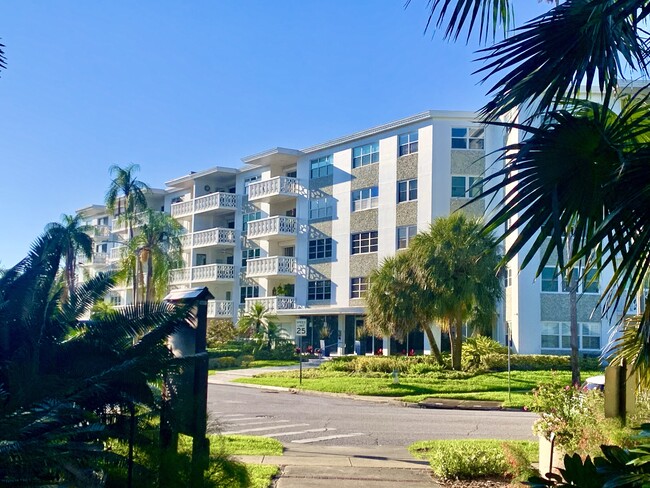 5-story solid concrete mid-century structure - 1100 N Shore Dr NE