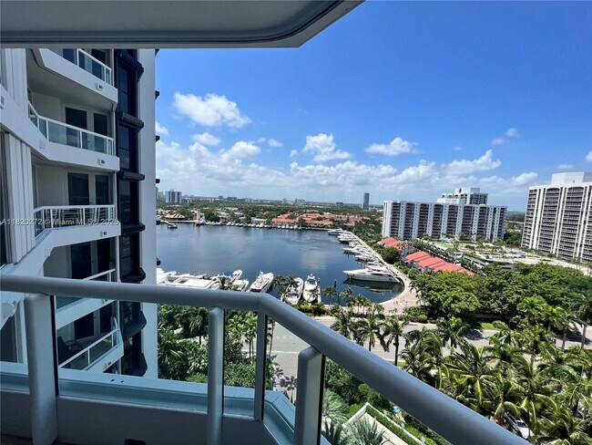 Foto del edificio - 21055 Yacht Club Dr