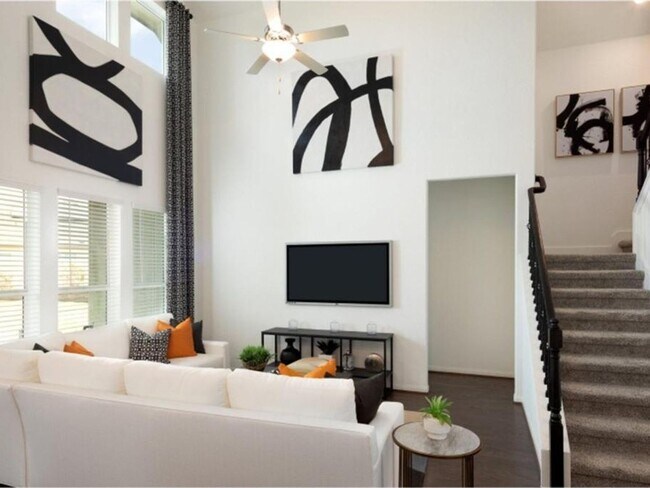 Building Photo - Spacious 4 Bed 4 Bath Lakeview Home with M...