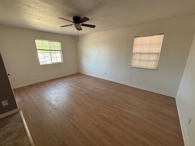 Foto del edificio - 1015 W Commercial Ave