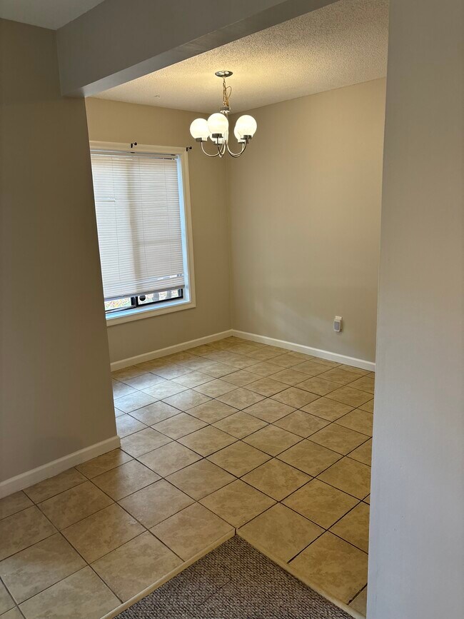 10 Woodsedge Dr Newington, CT 06111 Alquileres en Newington, CT