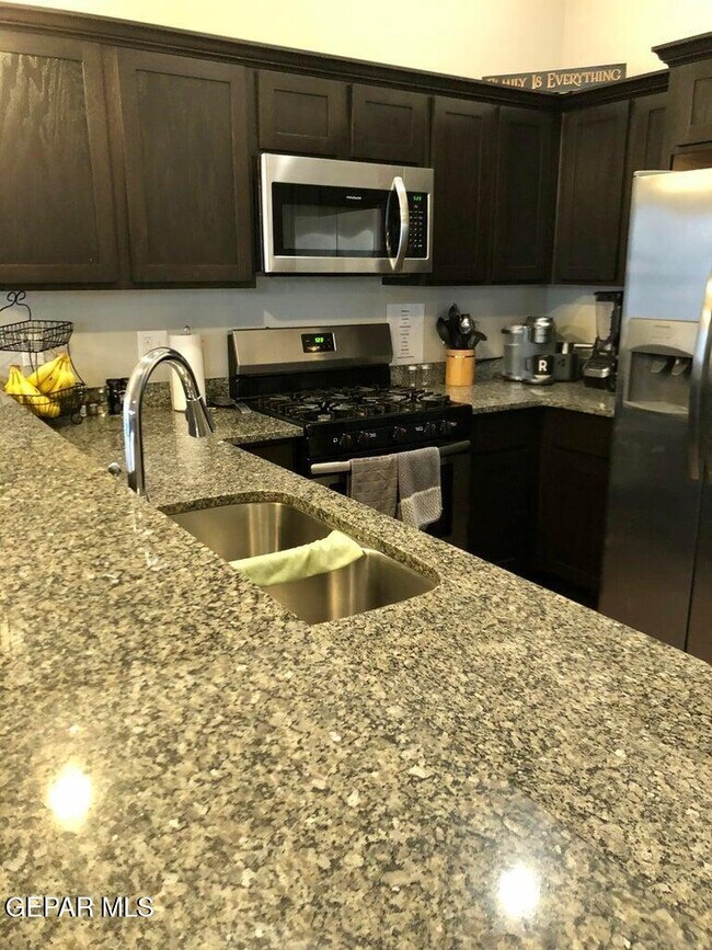 Foto del edificio - 14350 Loma Esmeralda