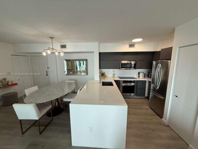 Building Photo - 1155 Brickell Bay Dr