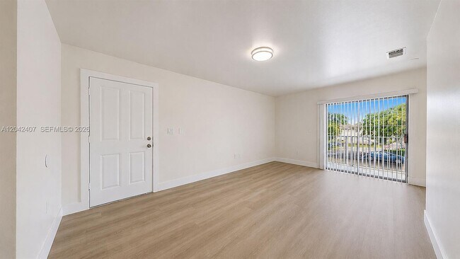 Building Photo - 1670 W 42nd St