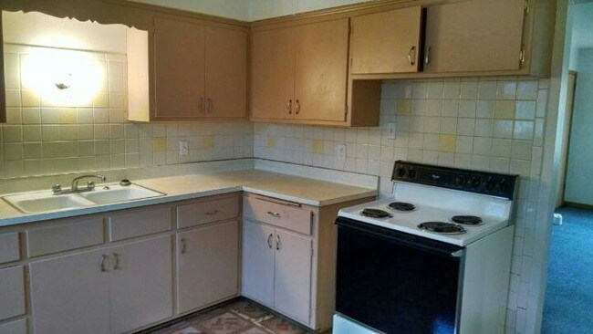 Building Photo - 2600 W. Holt Ave. - 2 Bedroom Upper
