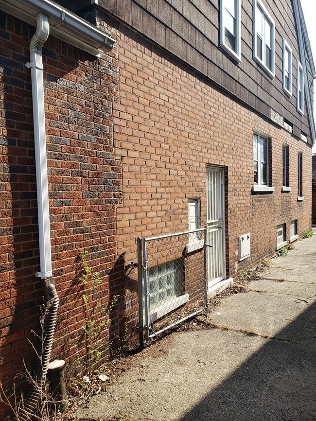 Building Photo - Upper unit