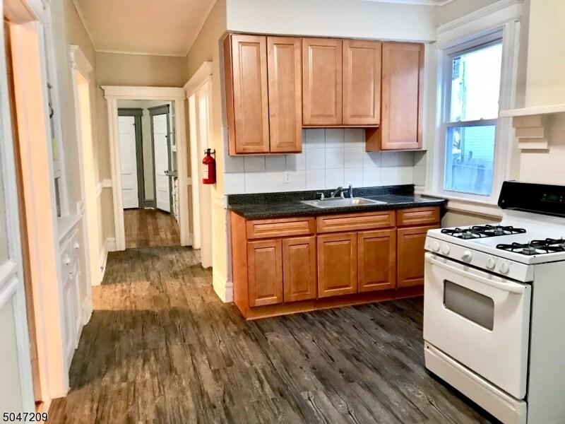 Primary Photo - 937 Grove St
