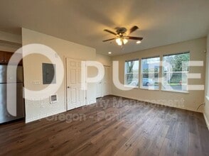 Building Photo - 5490 SE Milwaukie Ave