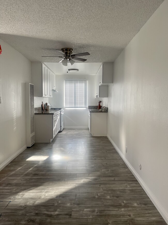 Building Photo - 6623 Woodley Ave