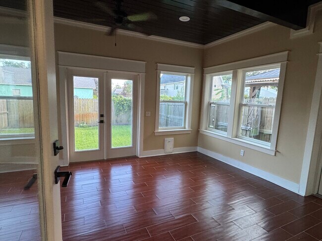 Foto del edificio - 6331 Causeway Rd