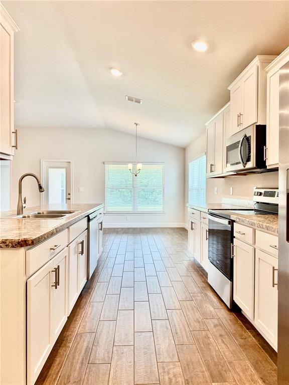Building Photo - 633 W Rexford Dr