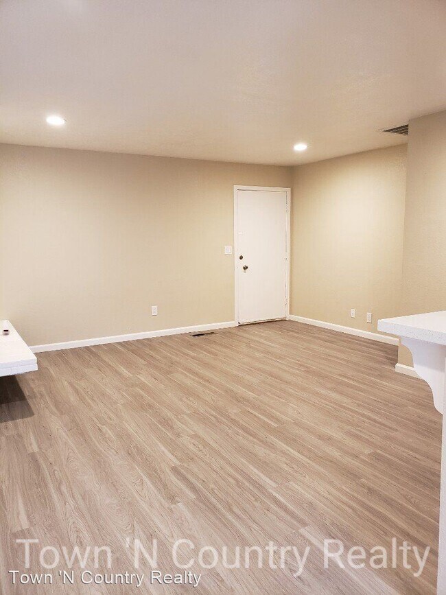 Building Photo - 802 Sunset Dr