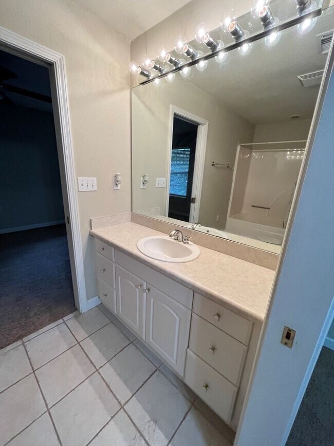 Building Photo - Beautiful Colonial in Boulder Creek subdiv...