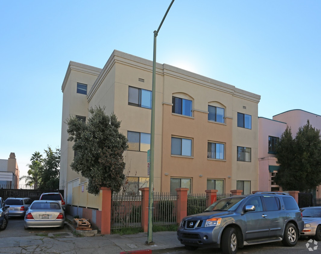 Building Photo - Las Bougainvilleas