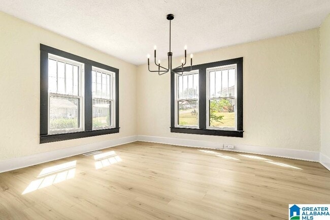 Building Photo - 425 Oak St