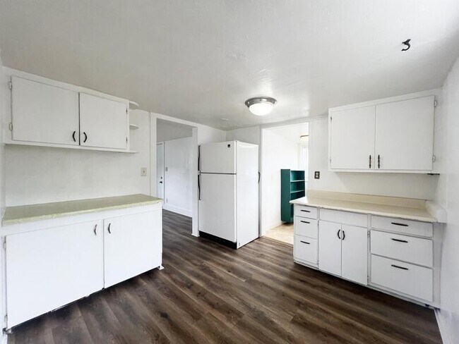 Building Photo - 2015 1/2 South A Street - 2