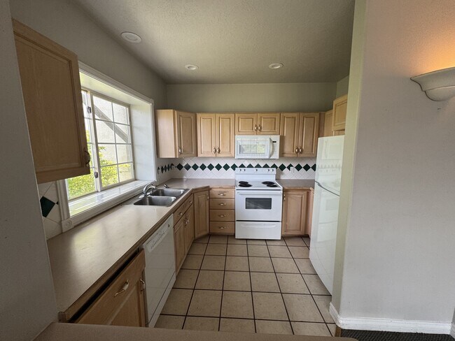 Foto del edificio - 340 Rainbow Ln