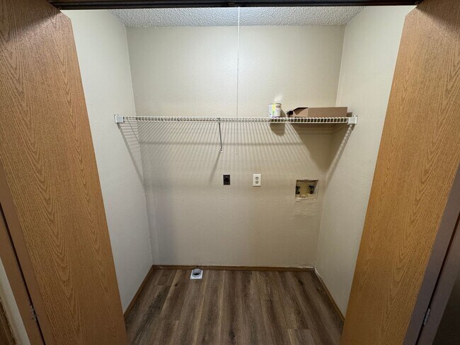 Foto del edificio - Recently updated 2 bed 1 bath Duplex with garage available now!