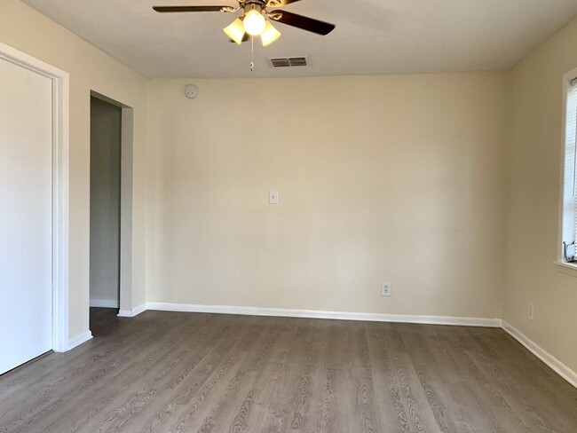 Building Photo - Remodeled 2 bedroom Apartment